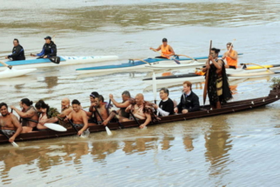 Maori paddeln mit Prinz Harry (2.v.r.) in einem Waka den Whanganui Fluss hinunter. Als erstes Land hat Neuseeland einen Fluss zu einer Person gemacht.