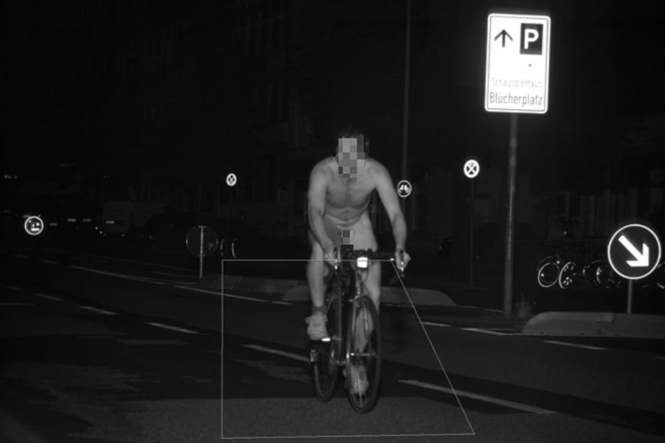 Der Blitzer hat die Fahrt des nackten Mannes auf einem Rennrad in Kiel festgehalten.