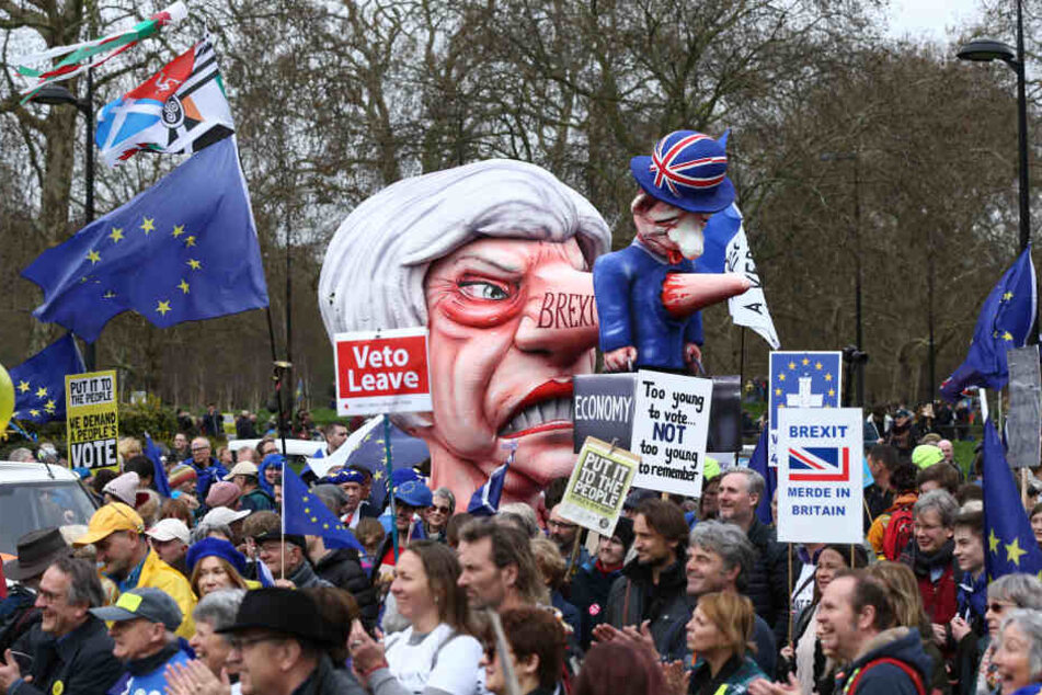 Der Karnevalswagen mit einer Figur von britischen Politikerin Theresa May.