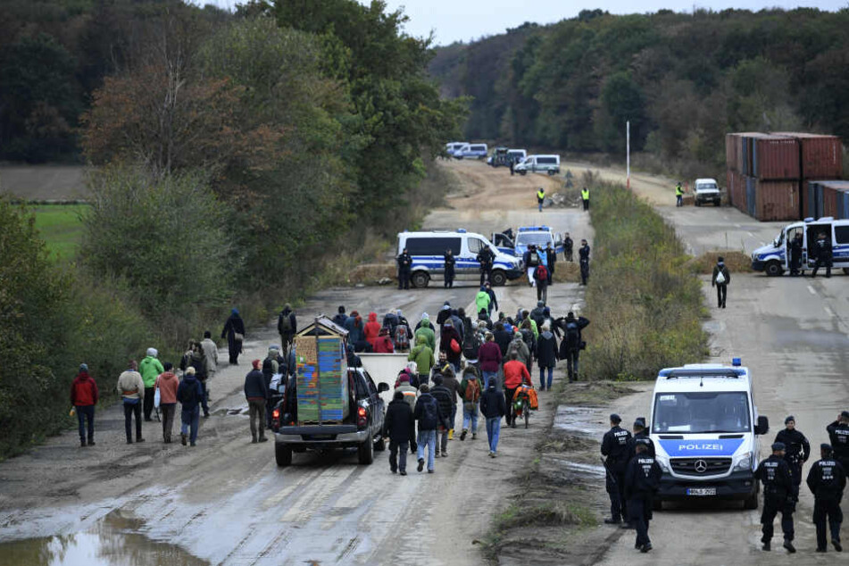 Aktivisten am Sonntag am Hambacher Forst. Die Polizei wird sich ab Montag zurückziehen.