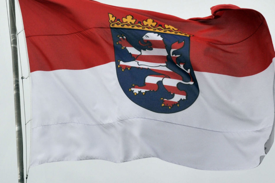 Eine hessische Landesflagge wie diese soll bald auch wieder auf dem Jakob-Kaiser-Platz in Berlin wehen.