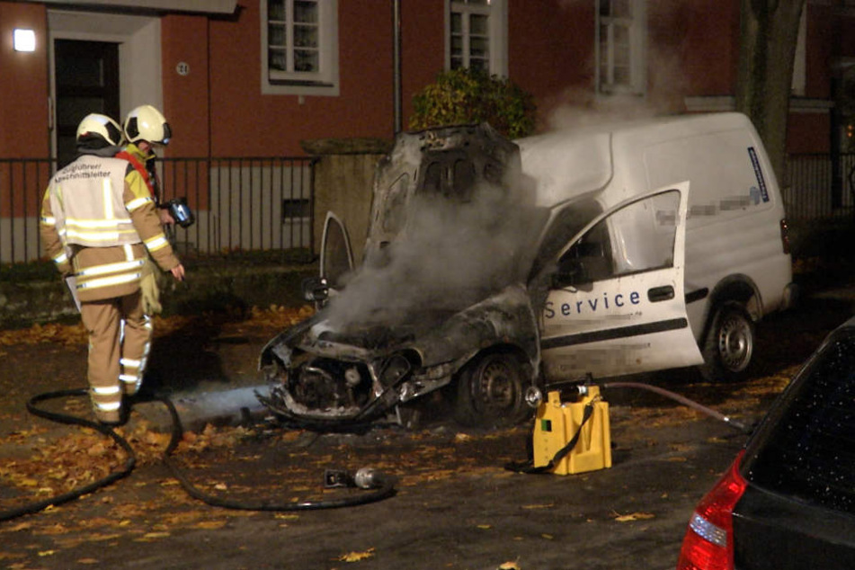 In der Nacht auf Donnerstag ist ein Dresden-Leuben ein Servicewagen in Flammen aufgegangen.