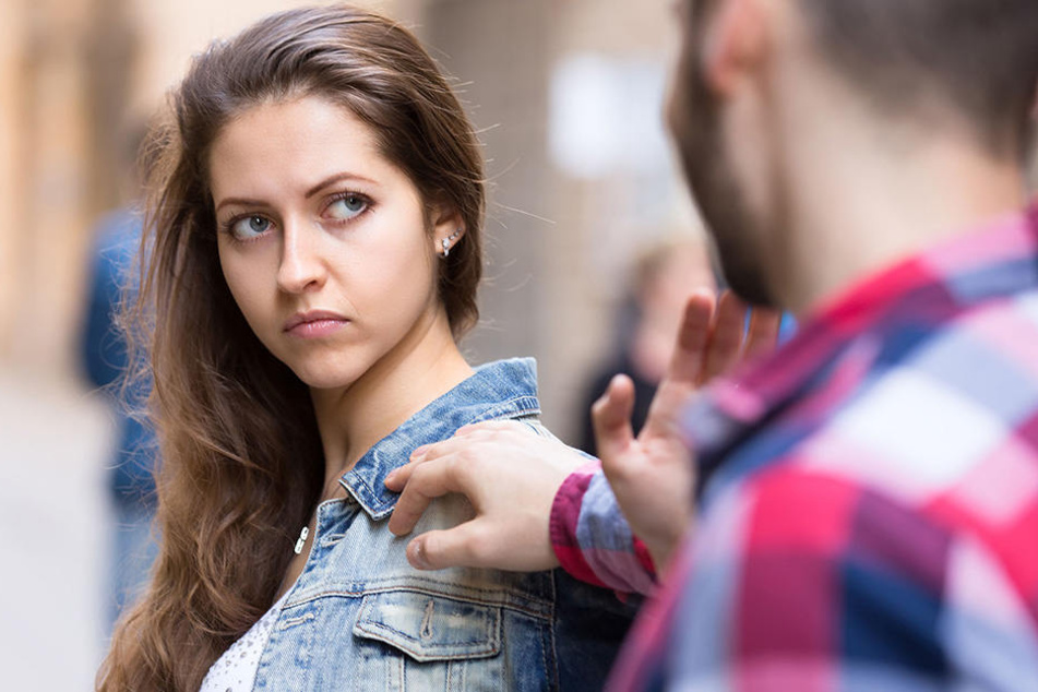 Erst belästigte ein 18-Jähriger mehrere Frauen und wurde dann gegenüber Polizisten aggressiv.