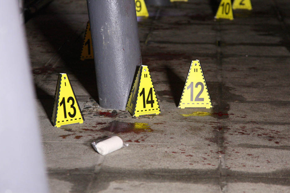 Die Polizei sicherte noch in der Nacht Blutspuren.