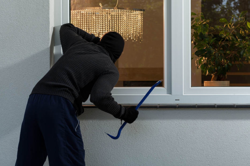 Ein Mann rief die Polizei, als er einen vermeintlichen Einbruch beobachtete (Symbolbild).