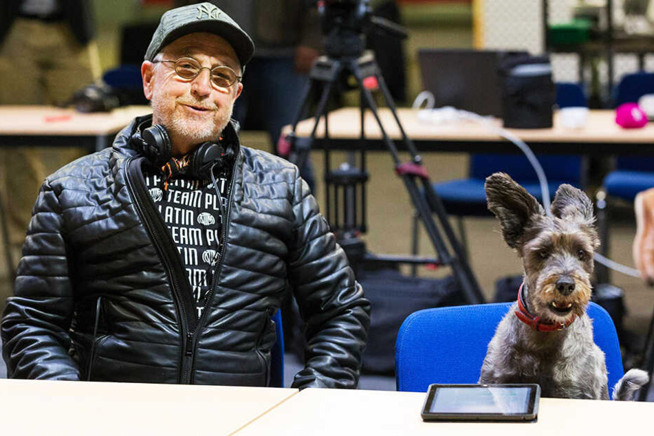 Sein Hund Teddy weicht Martin Semmelrogge nicht von der Seite