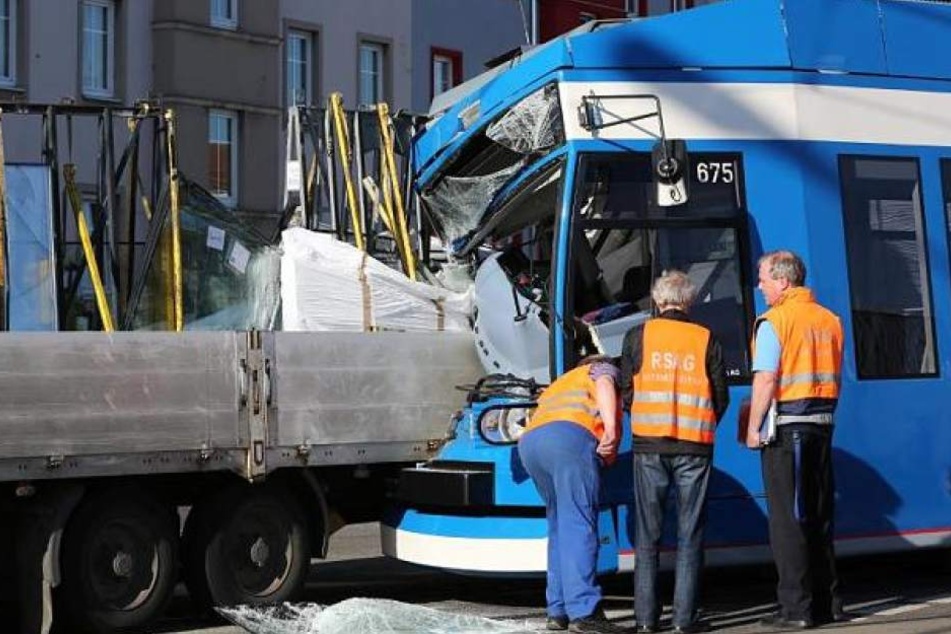 Die Straßenbahn krachte frontal gegen den Lkw. (Symbolbild)