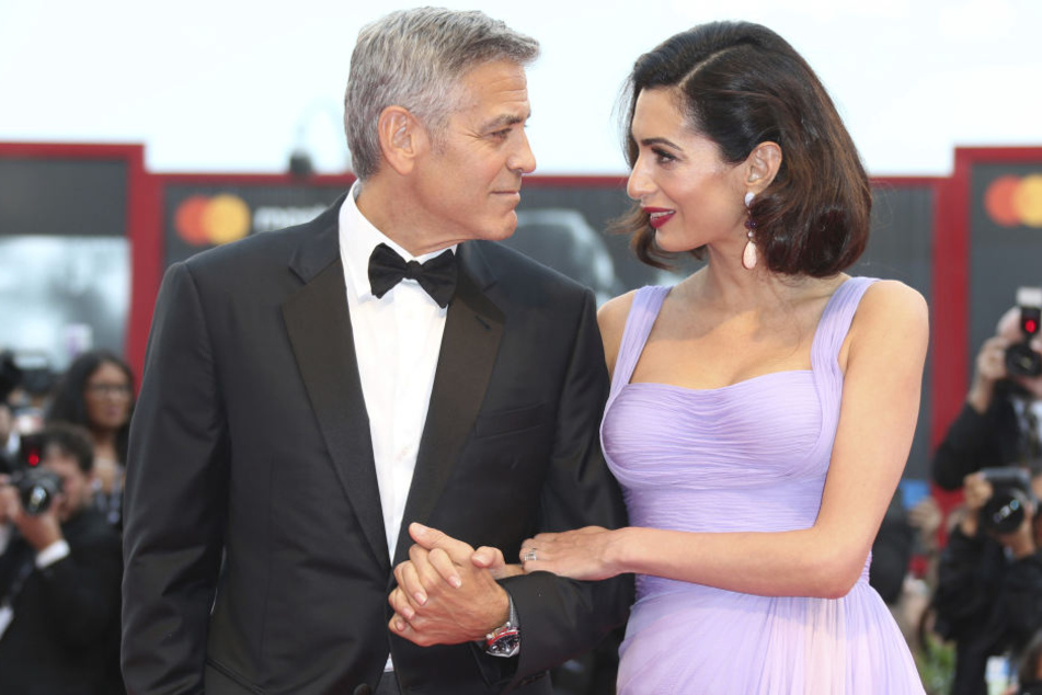 Helfertypen: George Clooney und seine Frau Amal haben einen Flüchtling aus dem Irak in eines ihrer Häuser einziehen lassen.