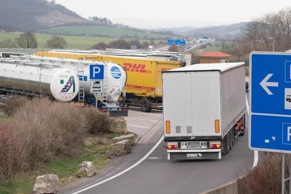 Auf einem Rastplatz an der Autobahn 38 bei Leipzig hat sich am späten Freitagabend ein tödlicher Unfall ereignet. (Symbolbild)