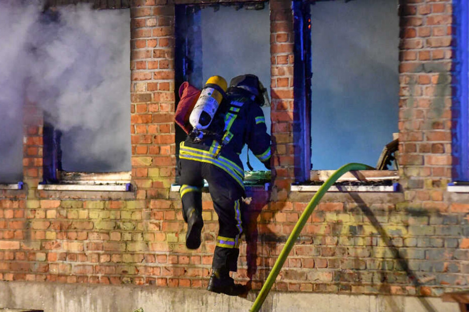 Als die Feuerwehr-Kameraden eintrafen, schlugen die Flammen schon aus dem Gebäude.