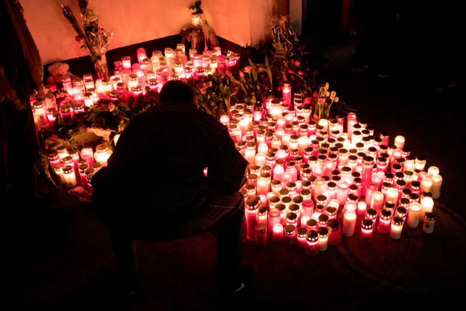 Plötzlich soll ein 29-Jähriger während der Trauerfeier "Allahu Akbar" geschrien haben.