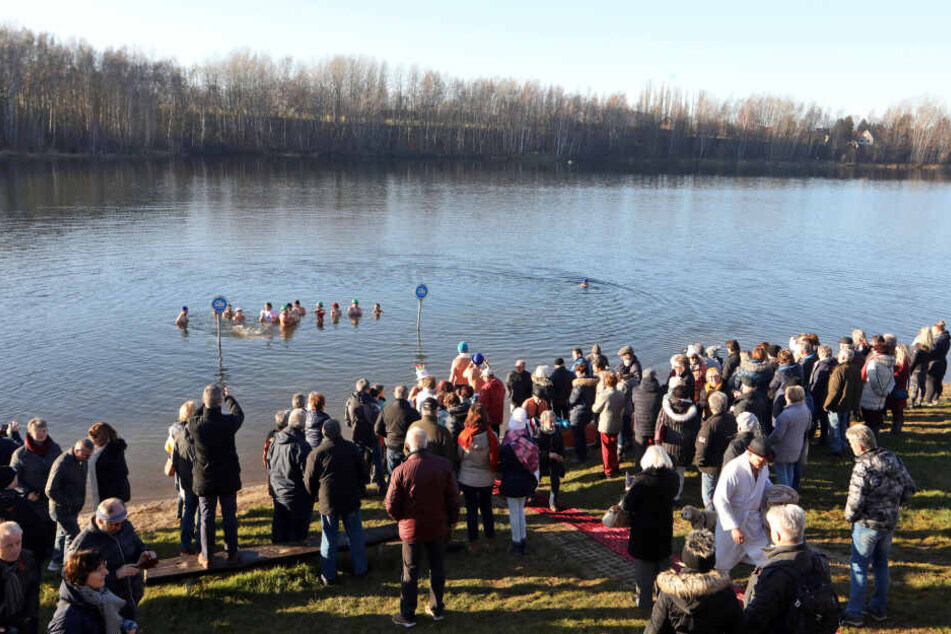 Rund 200 Zuschauer kamen zu dem Spektakel am Stausee Oberwald.