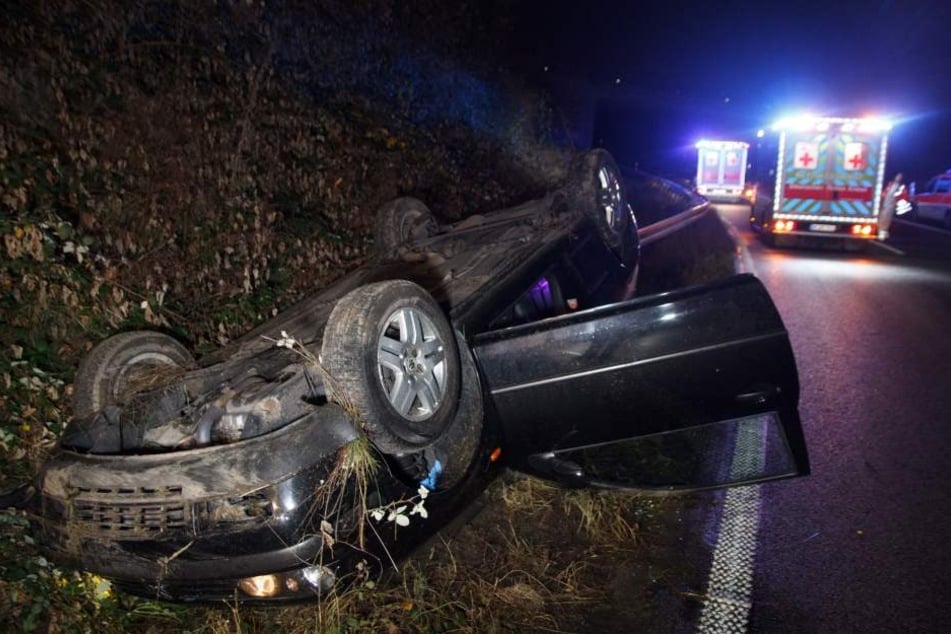 Ein Auto hat sich auf der A46 bei Neuss überschlagen und ist im Graben liegen geblieben.