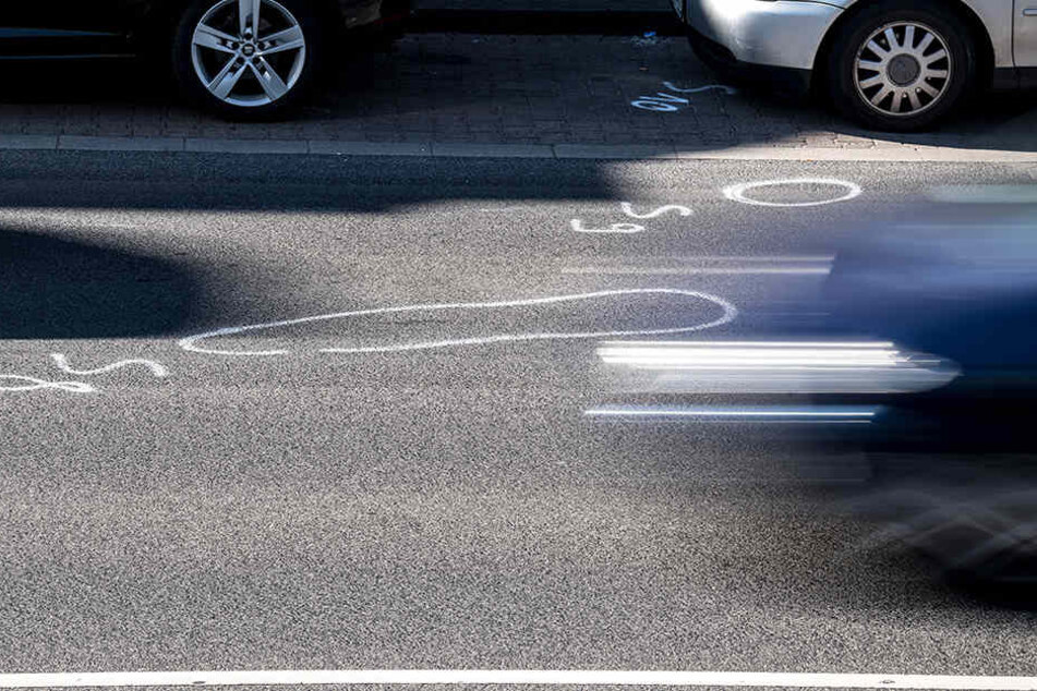 Der Verkehrsermittlungsdienst prüft dem genauen Unfallhergang und befragt Unfallzeugen. (Symbolbild)