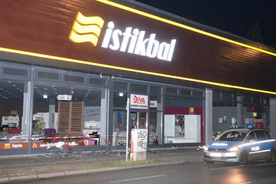 Durch die Schlägerei ging eine Fensterscheibe zu Bruch.