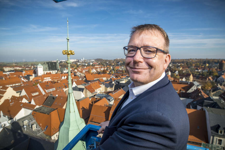 Oberbürgermeister Sven Krüger (45, parteilos) freut sich über die herausgeputzte Krone.