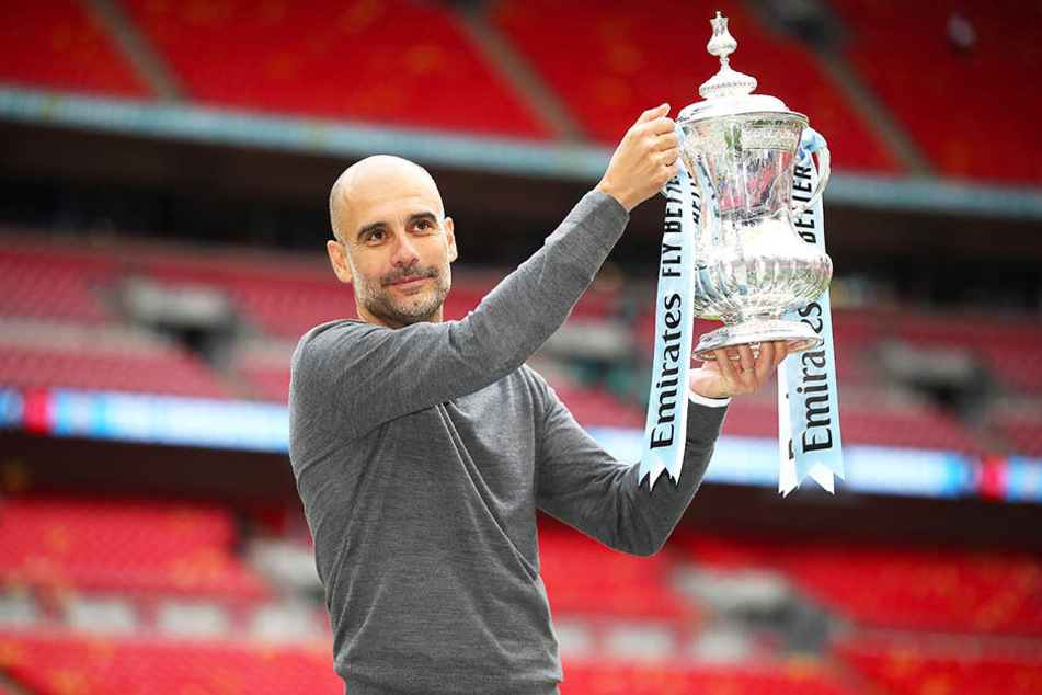 "Pep" Guardiola durfte die dritte Trophäe in dieser Saison in die Höhe stemmen.