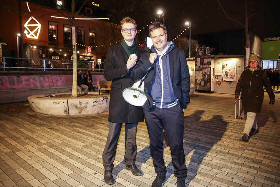 Viele Dresdner wollten mit Grünen-Chef Robert Habeck (49, r.) durch die Neustadt spazieren. Links Valentin Lippmann (27, Grüne).