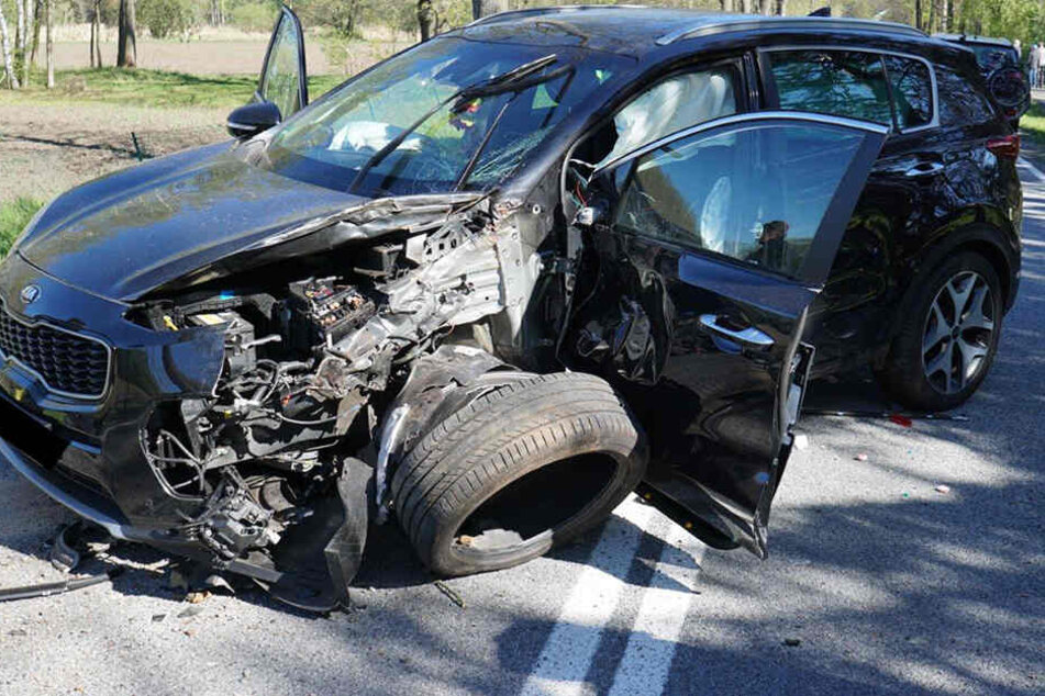 Der Kia wurde bei dem Unfall schwer beschädigt.