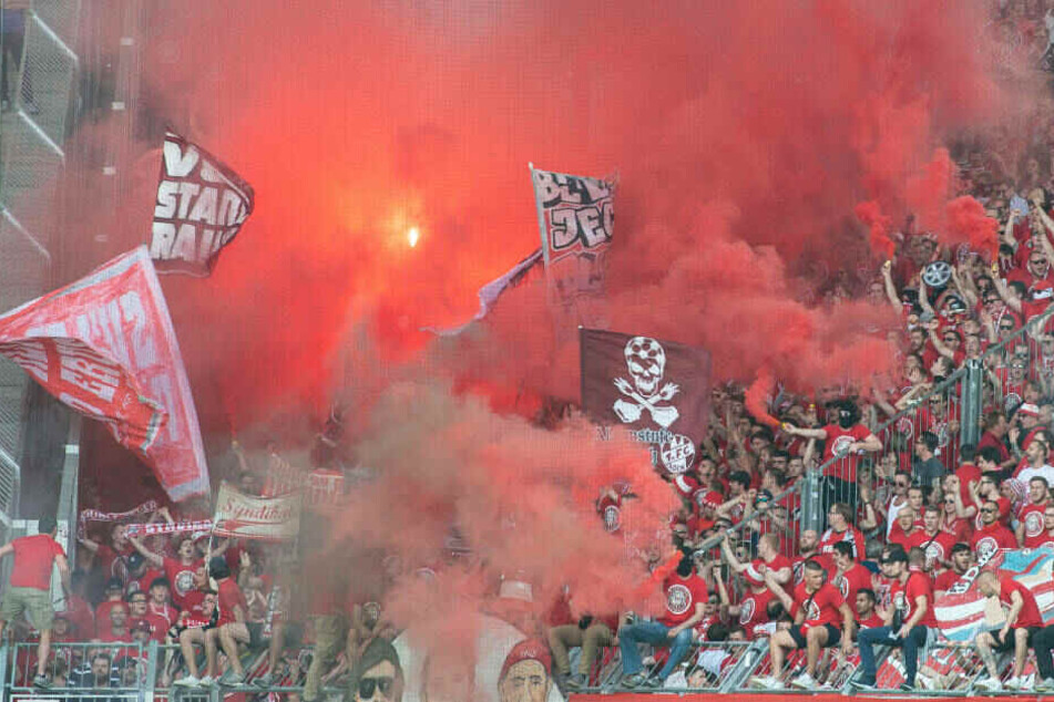 Insgesamt etwa 20 pyrotechnische Gegenstände sind am 34. Spieltag von Kölner Fans in Magdeburg abgefackelt worden.