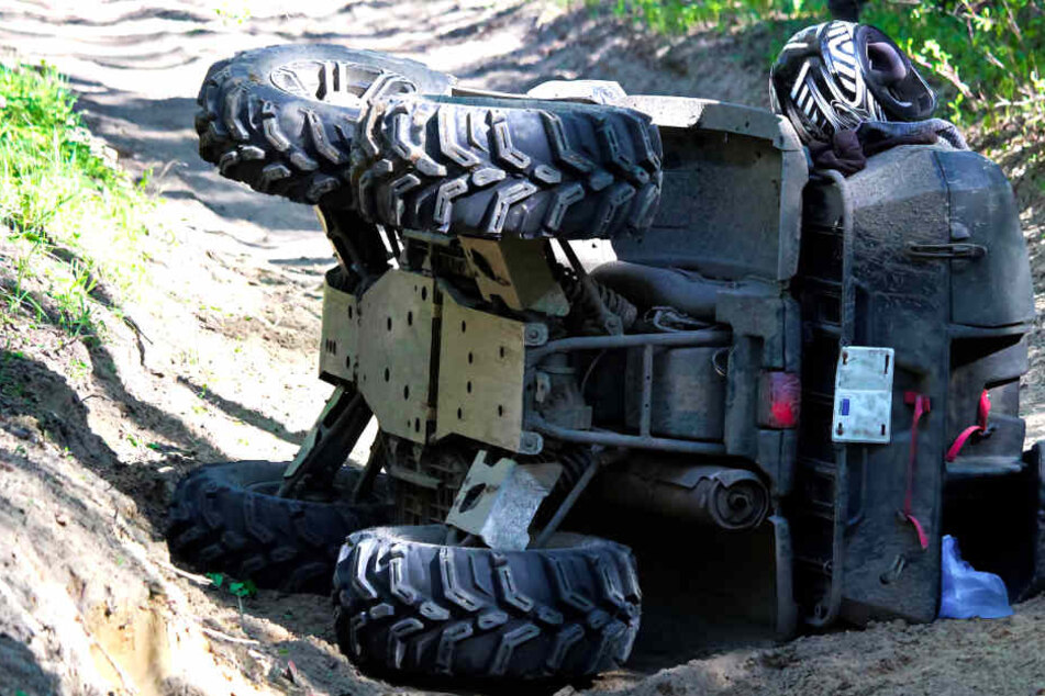 Das Quad stürzte einen Abhang in der Tonkuhle hinunter. (Symbolbild)