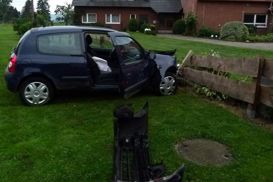 An einem Zaun kam der Wagen schließlich zum stehen.