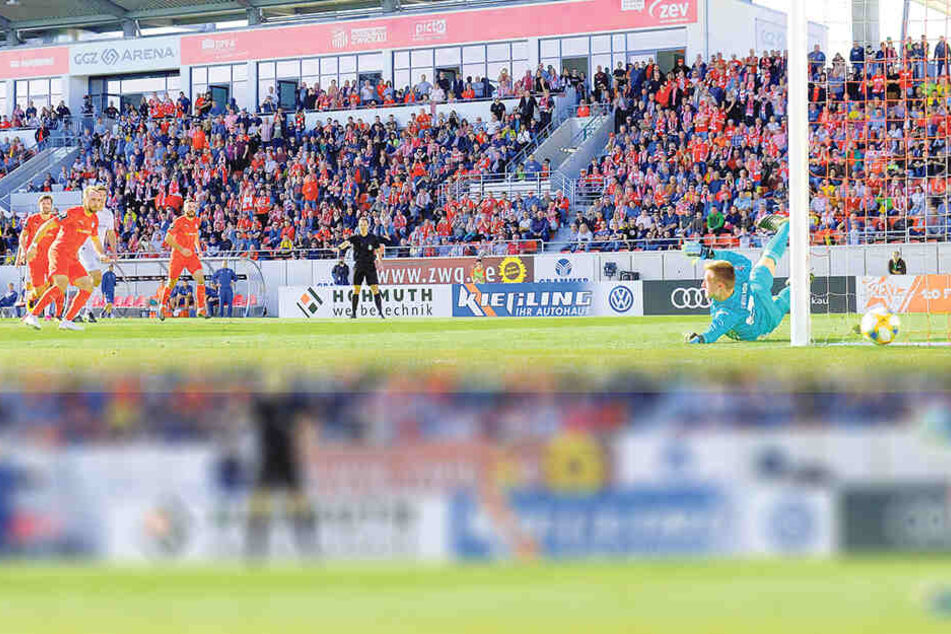 Fabio Viteritti scheitert beim Elfmeter an Bayerns Keeper Christian Früchtl.