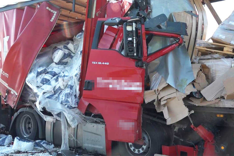 Bei einem Auffahrunfall auf auf der Autobahn 3 bei Nürnberg sind fünf Lastwagen ineinander gekracht.