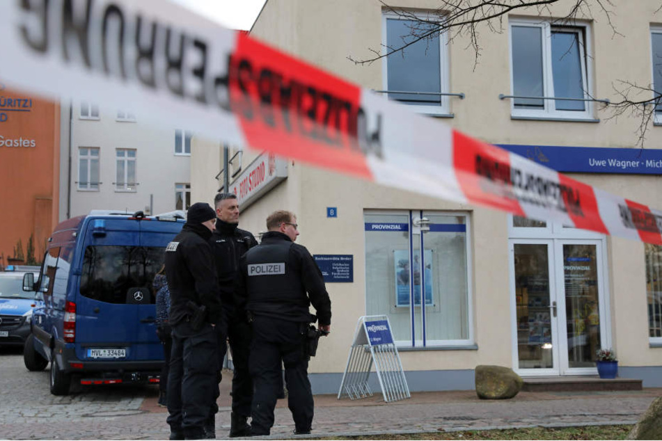 Mecklenburg-Vorpommern, Waren: Polizei steht vor dem Haus, in dem sich eine Anwaltskanzlei befindet, in der eine Frau erschossen wurde.