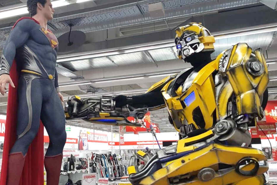 Trefft Bumblebee (rechts) am Samstag ab 14 Uhr im MediaMarkt Wuppertal!