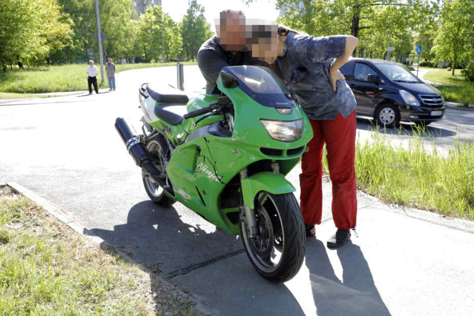 Die Fahrerin der Kawasaki wurde bei dem Unfall schwer verletzt.