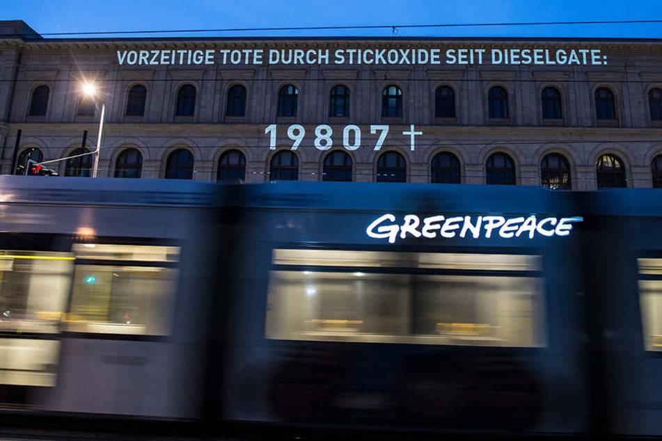Die Aktivisten projizierten die Zahl der Todesfälle an die Fassade des Bundeverkehrsministeriums.