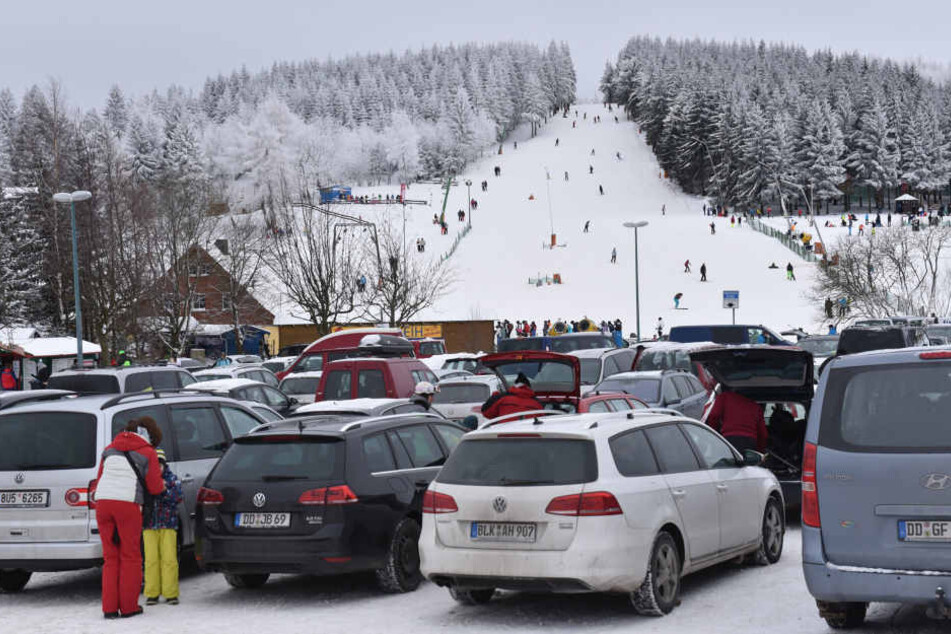 Der Hang am Raupennest in Altenberg ist bei Skifahrern, Snowboardern und
Rodlern sehr beliebt.