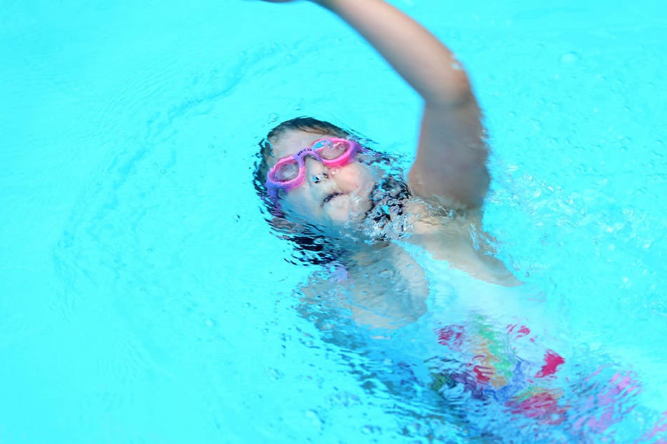 Freija bewegt sich im Wasser schon so sicher, dass sie Kraulschwimmen üben kann.