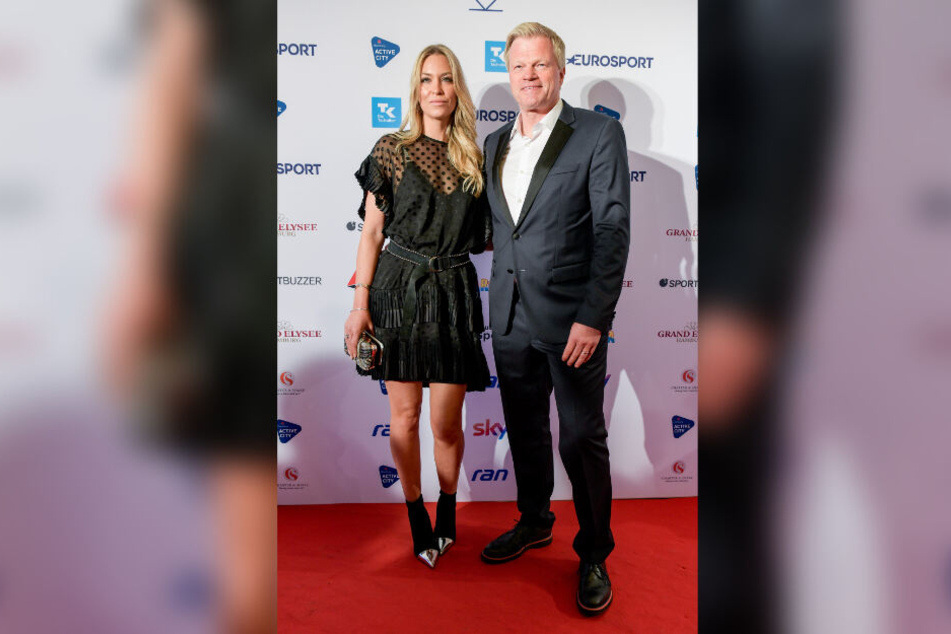 Der ehemalige Fußball-Nationaltorhüter Oliver Kahn und seine Frau Svenja stehen bei der Verleihung des Deutschen Sportjournalisten-Preises 2019 auf dem Roten Teppich des Grand Elysee Hotels in Hamburg.