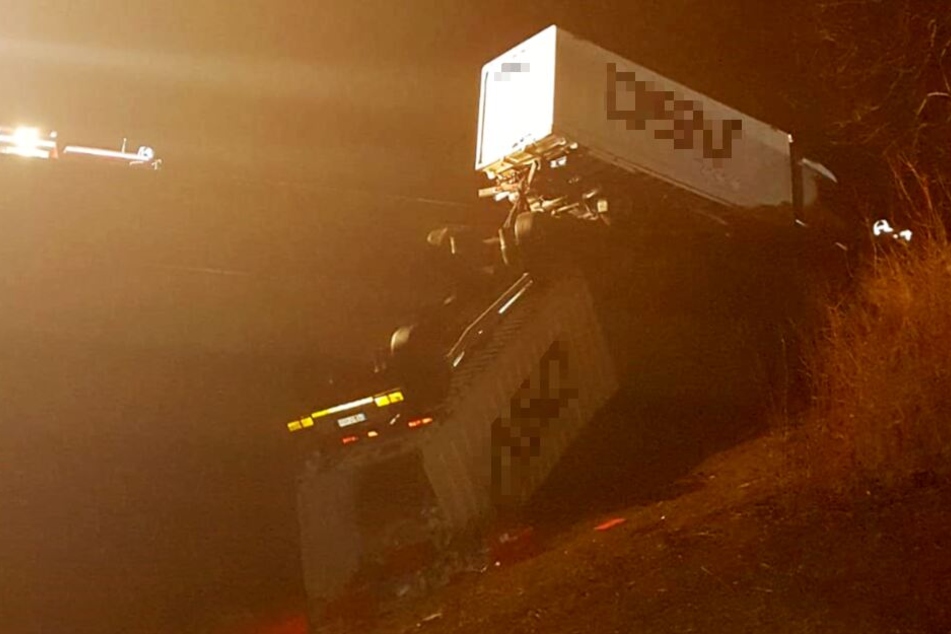 Das der Anhänger den Lastwagen nicht mit von der Brücke riss, grenzt an ein Wunder.