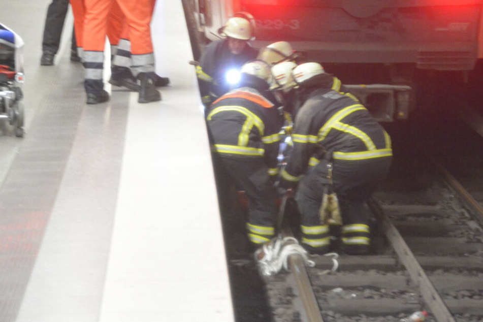 Die Einsatzkräfte ziehen den 16-Jährigen aus dem Zwischenraum.