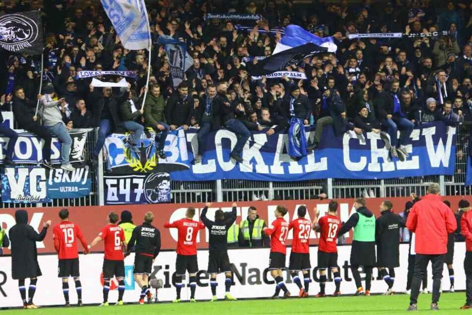 In Kiel ließen sich die DSC-Kicker von den Fans ordentlich feiern.