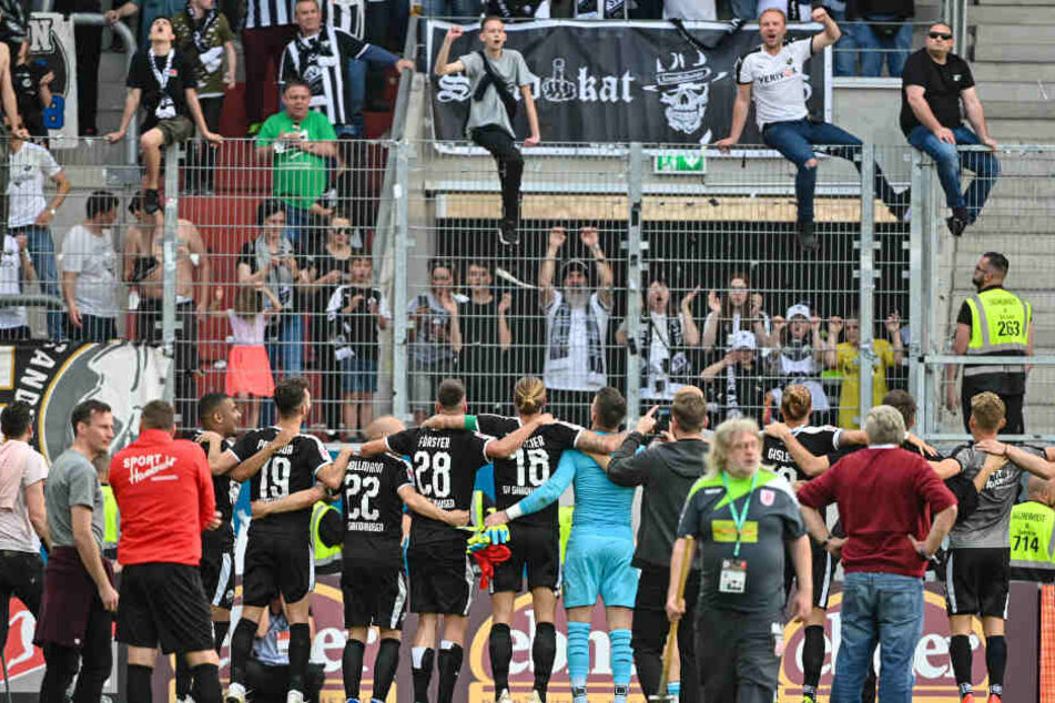 Die Mannschaft des SV Sandhausen feiert mit ihren Fans nach dem Abpfiff in Regensburg den Klassenerhalt in der zweiten Liga.