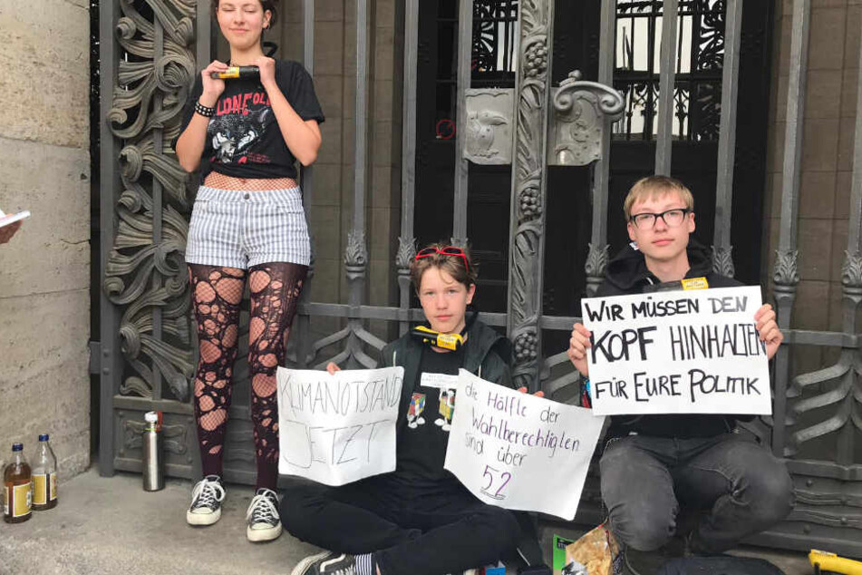 Freya, Helene, Wilhelm, Gregor und Lolo haben sich aus Protest ans das Neue Rathaus gekettet.