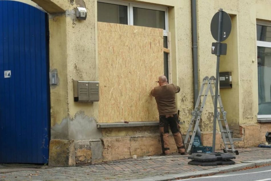 Auf der Bahnhofstraße machte ein Anwohner die Schotten schon am Freitag dicht.