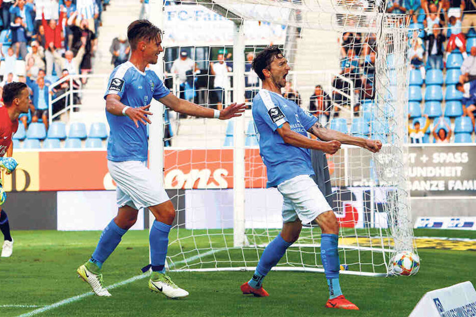 Matti Langer, der hier gemeinsam mit Sören Reddemann (l.) sein Tor gegen Meppen bejubelt, freut sich über die Rückkehr von Zimmergenosse Niklas Hoheneder.