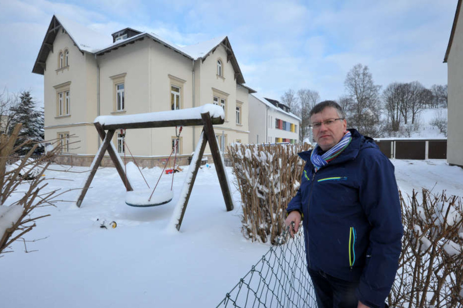 Ortsvorsteher Falk Ulbrich (49, CDU) vor dem Spielplatz der Kita. Schnee und
die frostigen Temperaturen verhindern derzeit zum Glück das Draußen-Spielen.
