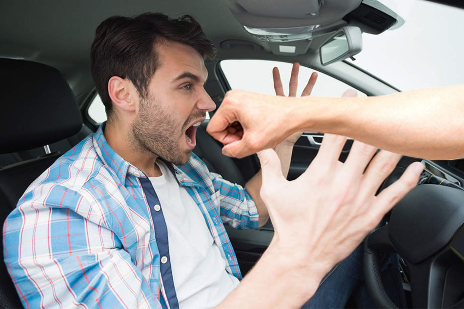 Der 20-jährige Autofahrer hatte das Nachsehen: Ein 70-Jähriger schlug ihm mit der Faust ins Gesicht. (Symbolbild)