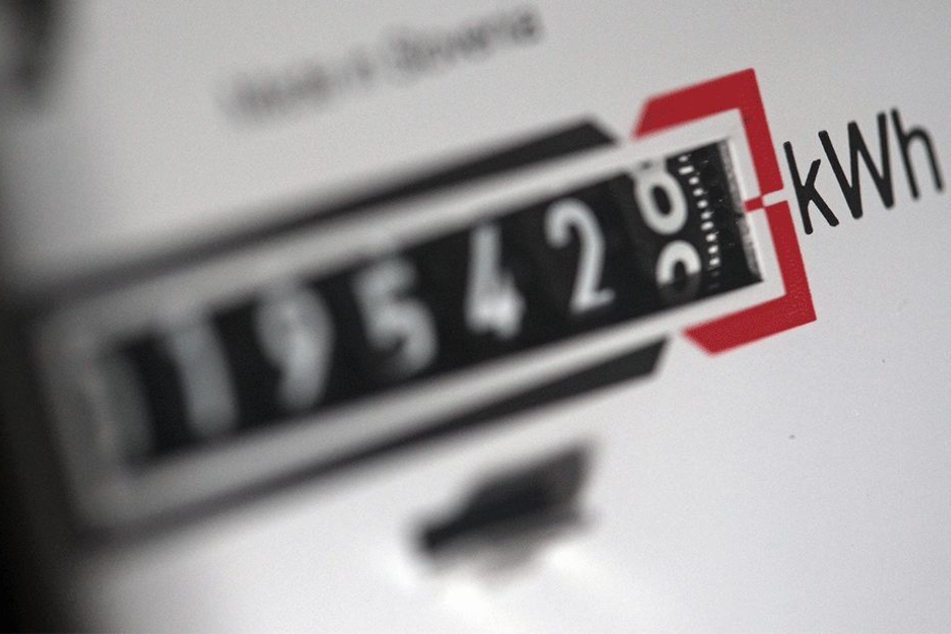 Stromzähler genau anschauen: Vor allem kleinere Stadtwerke ziehen die Preise kräftig an.