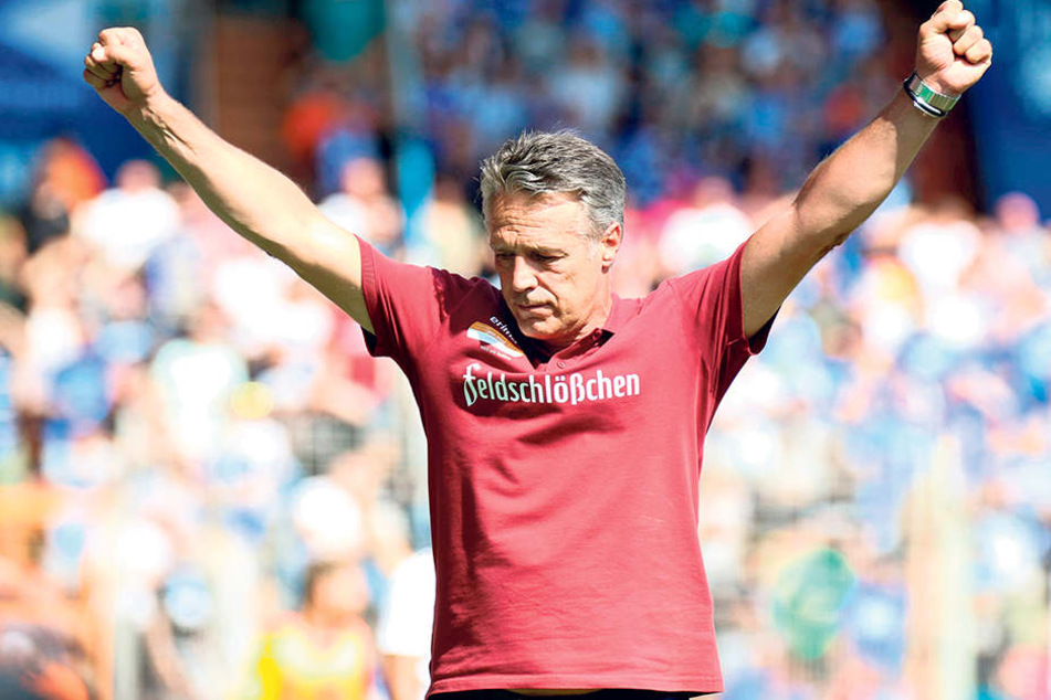 Geht’s nach Dynamo-Coach Uwe
Neuhaus, dann darf er heute nach dem
Schlusspfiff die Siegerfäuste ballen.