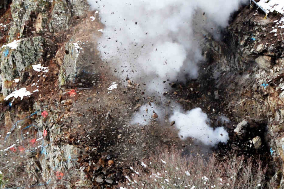 Der 200-Tonnen-Koloss explodiert.