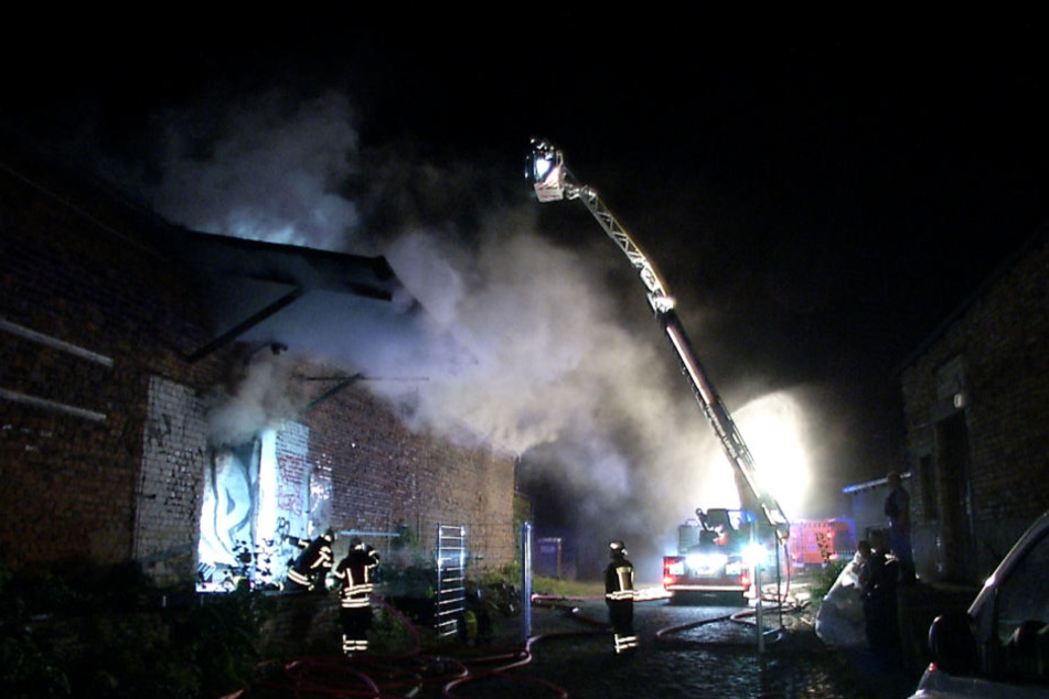Das Feuer zerstörte am Montagabend einen Großteil der dort gelagerten Küchen und Küchengeräte.