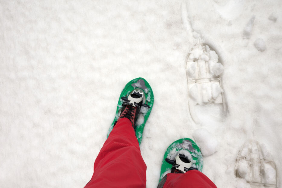 Vater und Tochter machten eine Schneeschuhwanderung. (Symbolbild)