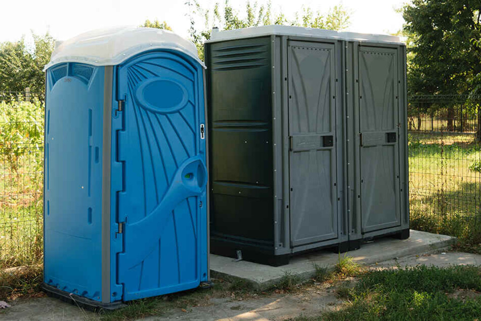 Zwei riesige Urintanks der Festivaltoiletten stürzten auf den Mitarbeiter. (Symbolbild)